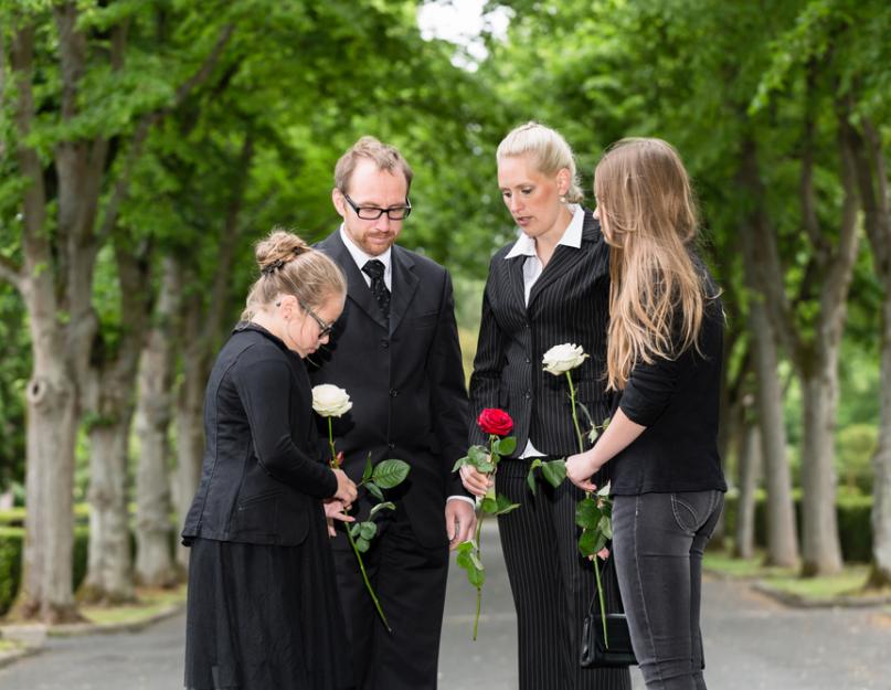 Status sobre funerais.  Situações sobre a amargura e a dor de perder um ente querido.  O mais difícil é apagar memórias